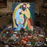 La stanza � dominata al centro dal presepe di cartone allestito per la riapertura della chiesetta, abbellito da ciottoli, fiori e scarpe da ginnastica colorate